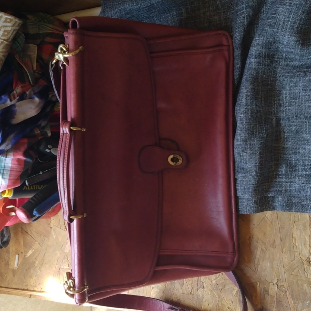 Authentic coach leather bag ( perfect for laptop)
